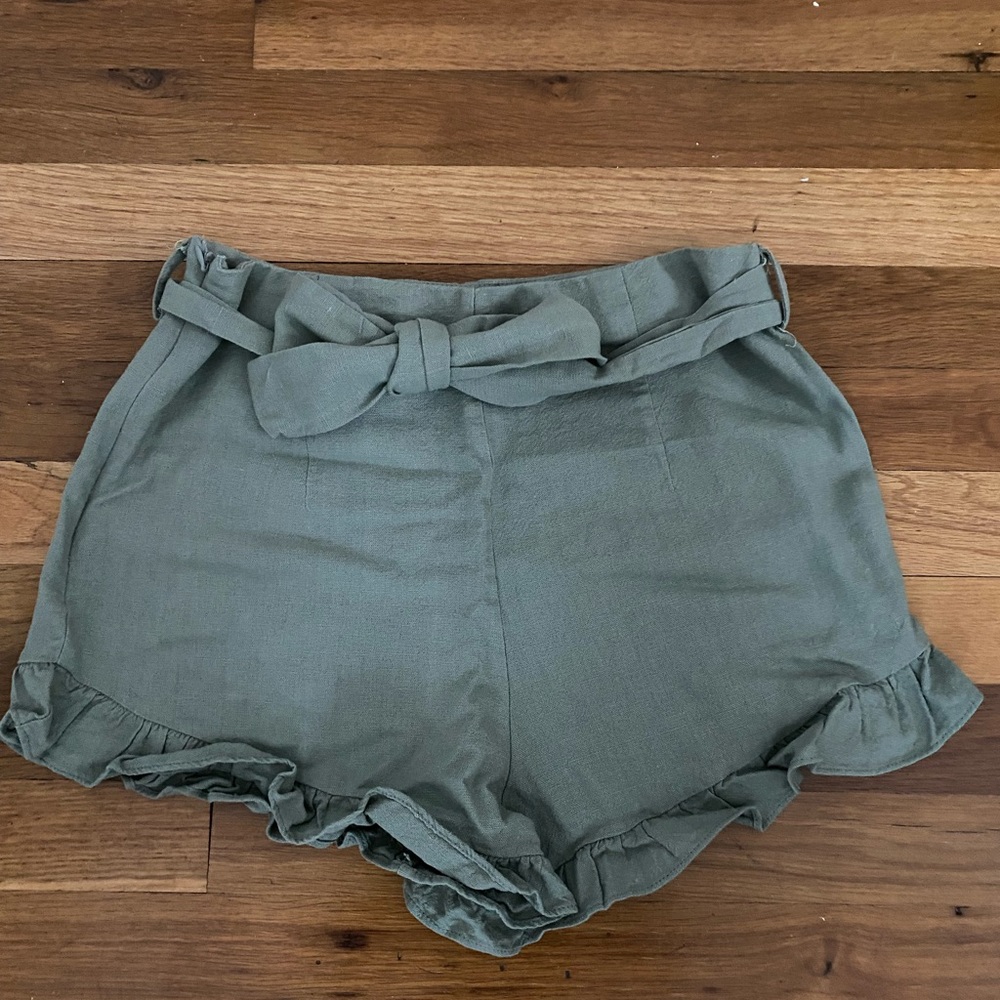 Nasty Gal Green Ruffle Shorts size 4